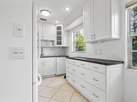 4th image of 74 Mansfield Dr #B