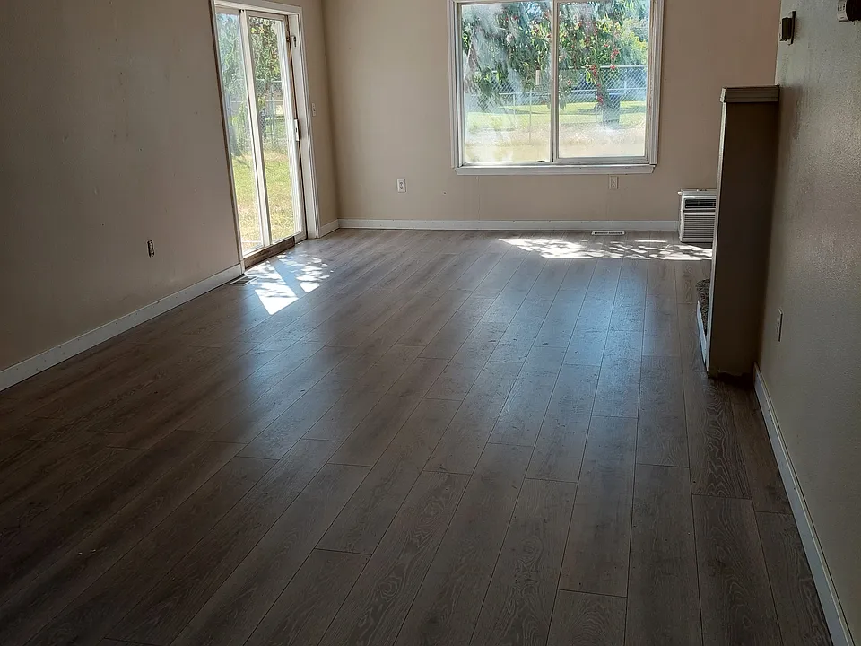 1242 W Lakeside Dr