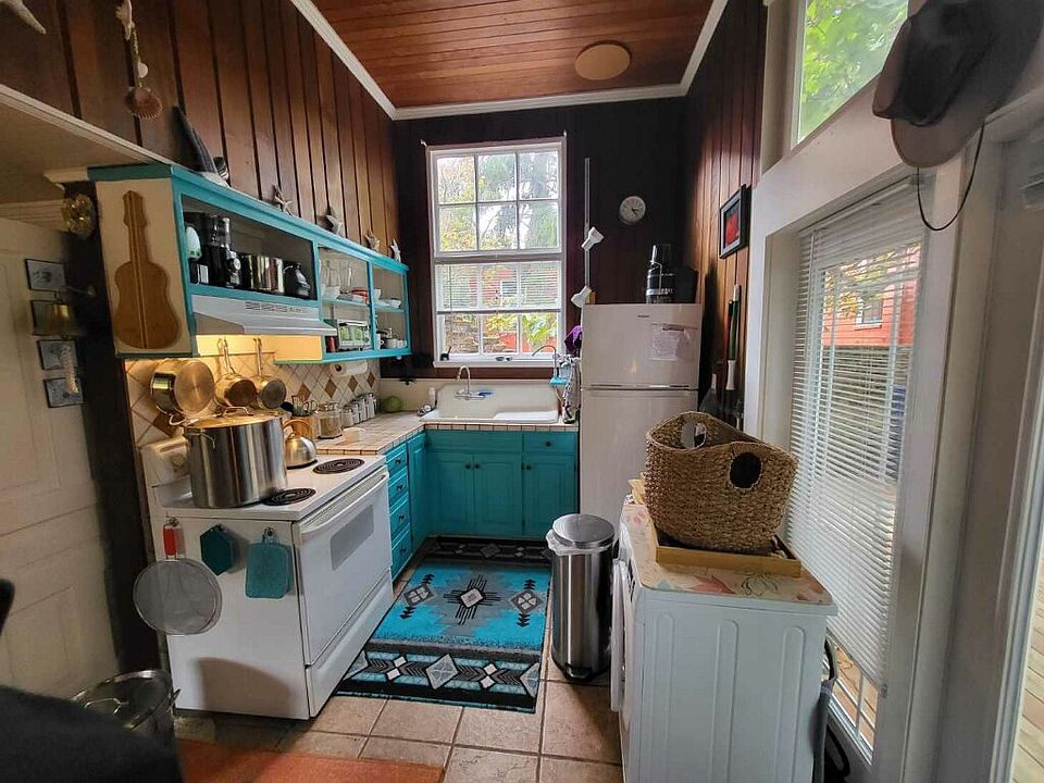 2nd image of 109 Commercial St