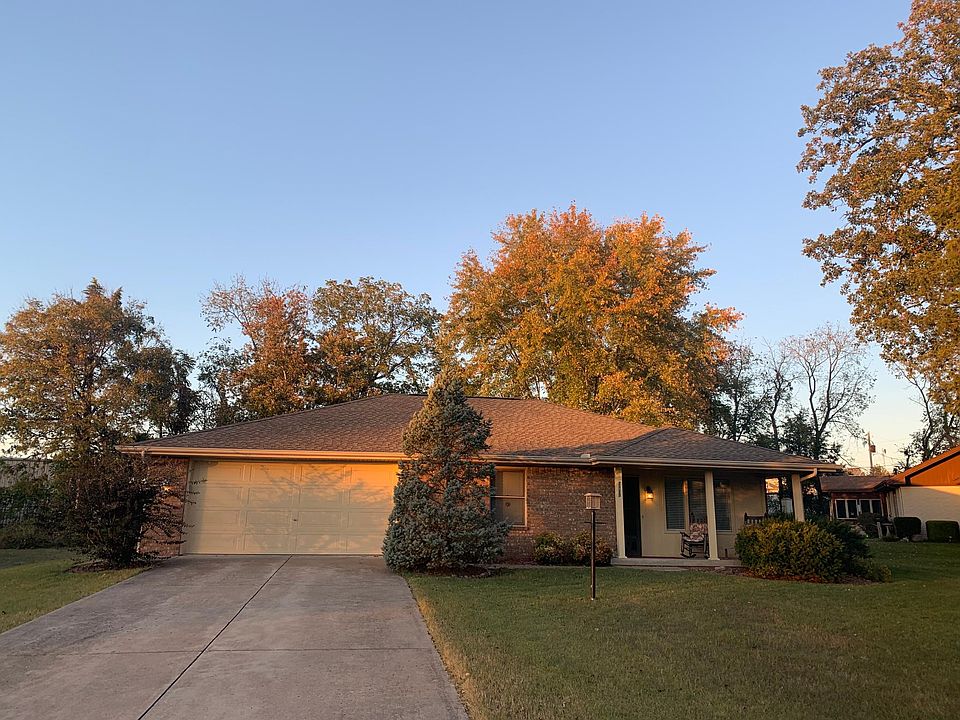 All modern roomy brick home with plenty of parking ,all appliances and mowing included. Sit on porch and watch park activities! Additional parking also for family gatherings