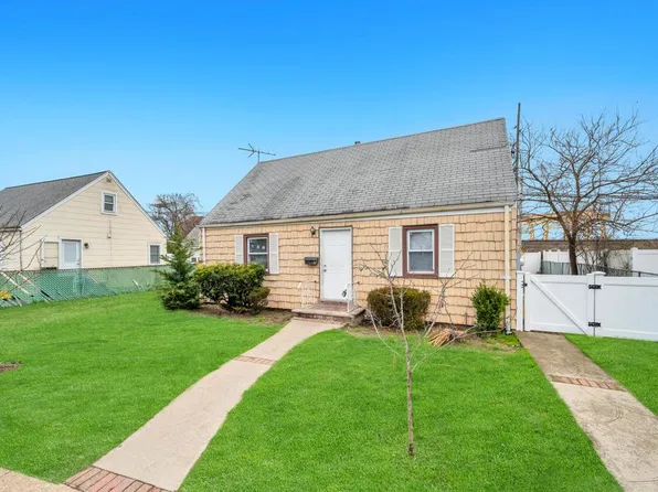 7 Lawnside Dr, Hicksville, NY 11801