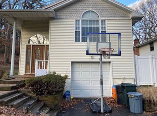 741 Meadow Rd, Smithtown, NY 11787