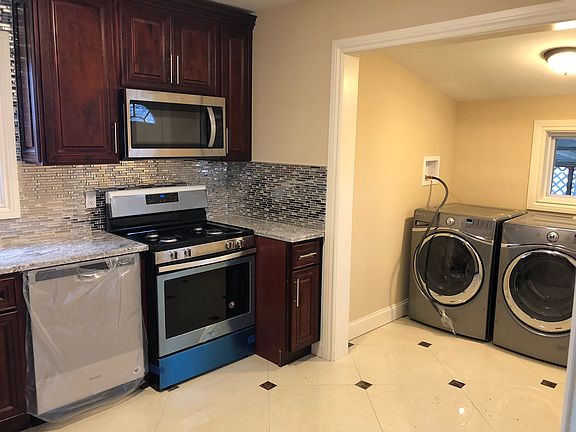 3rd image of 425 Pine Pl