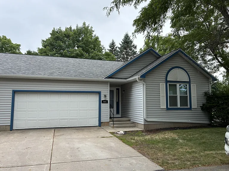 925 Sky Ridge Dr — Photo 1