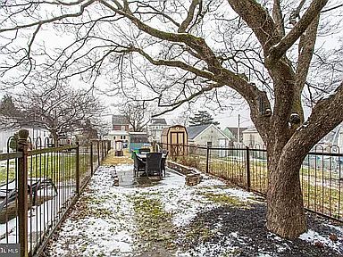 4th image of 221 W 6th Ave