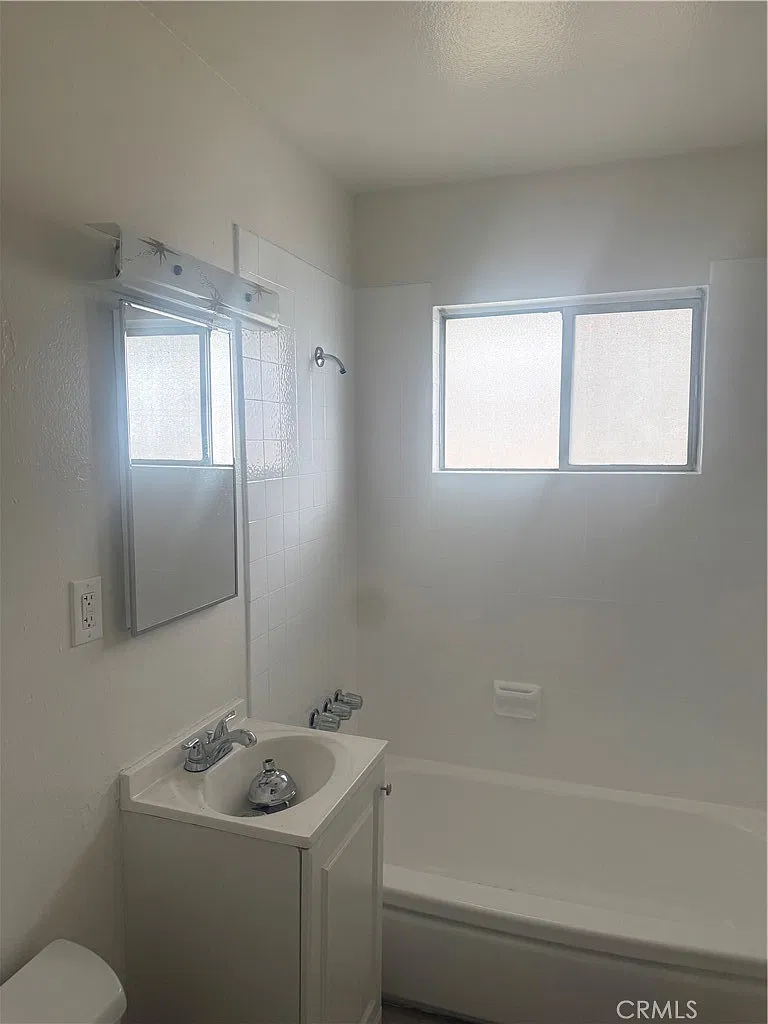 2 bed, 900 sqft, $2,500 — Photo 3
