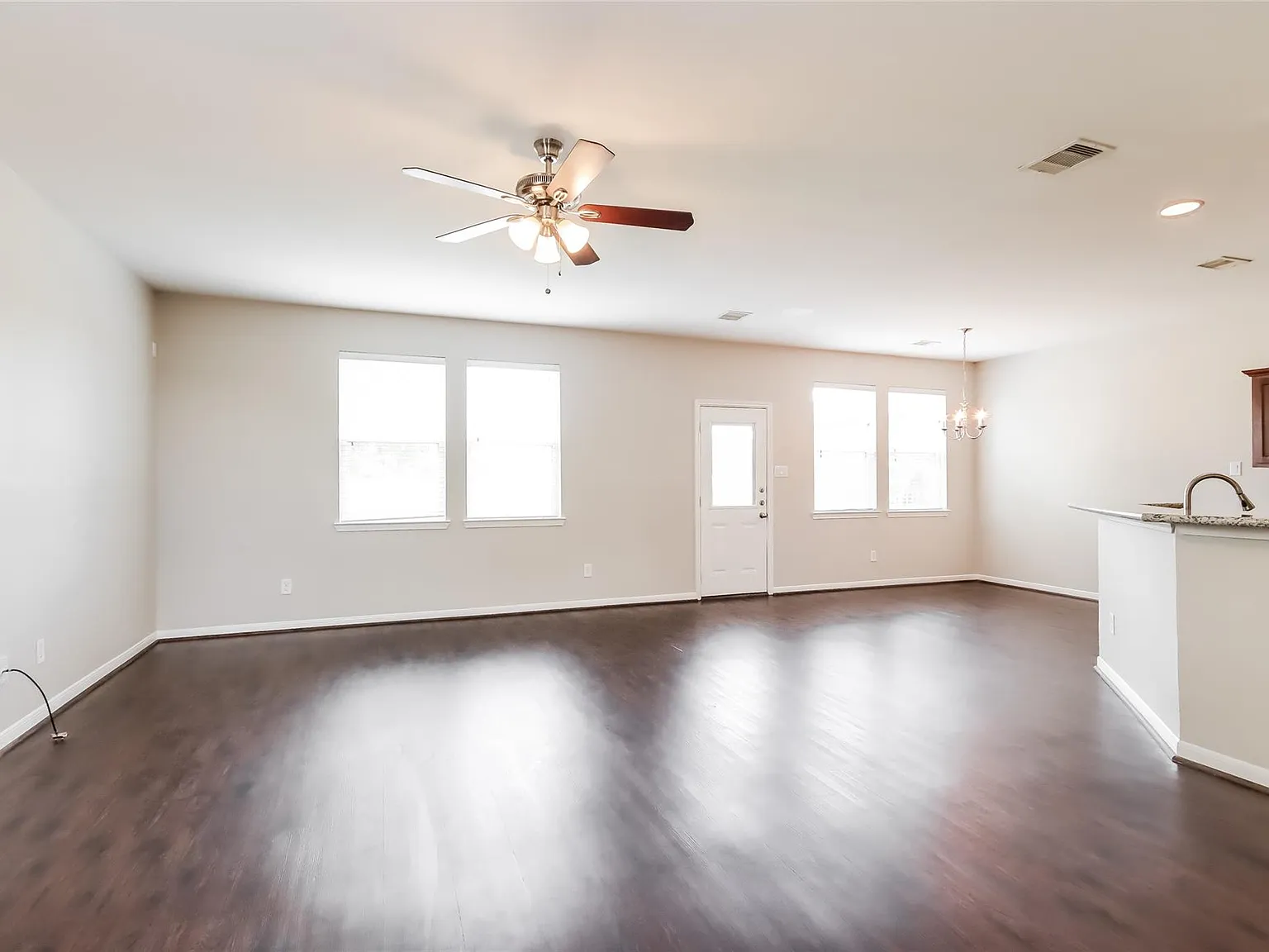 4 bed, 2.5 bath, 2032 sqft, $2,040 — Photo 3
