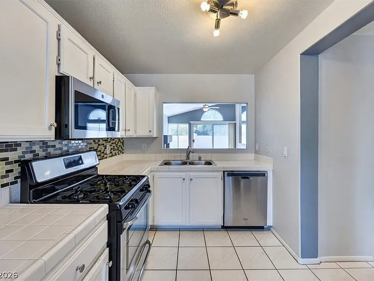 2408 Sterling Heights Dr — Photo 23