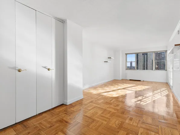 300 East 40th Street image 1 of 18