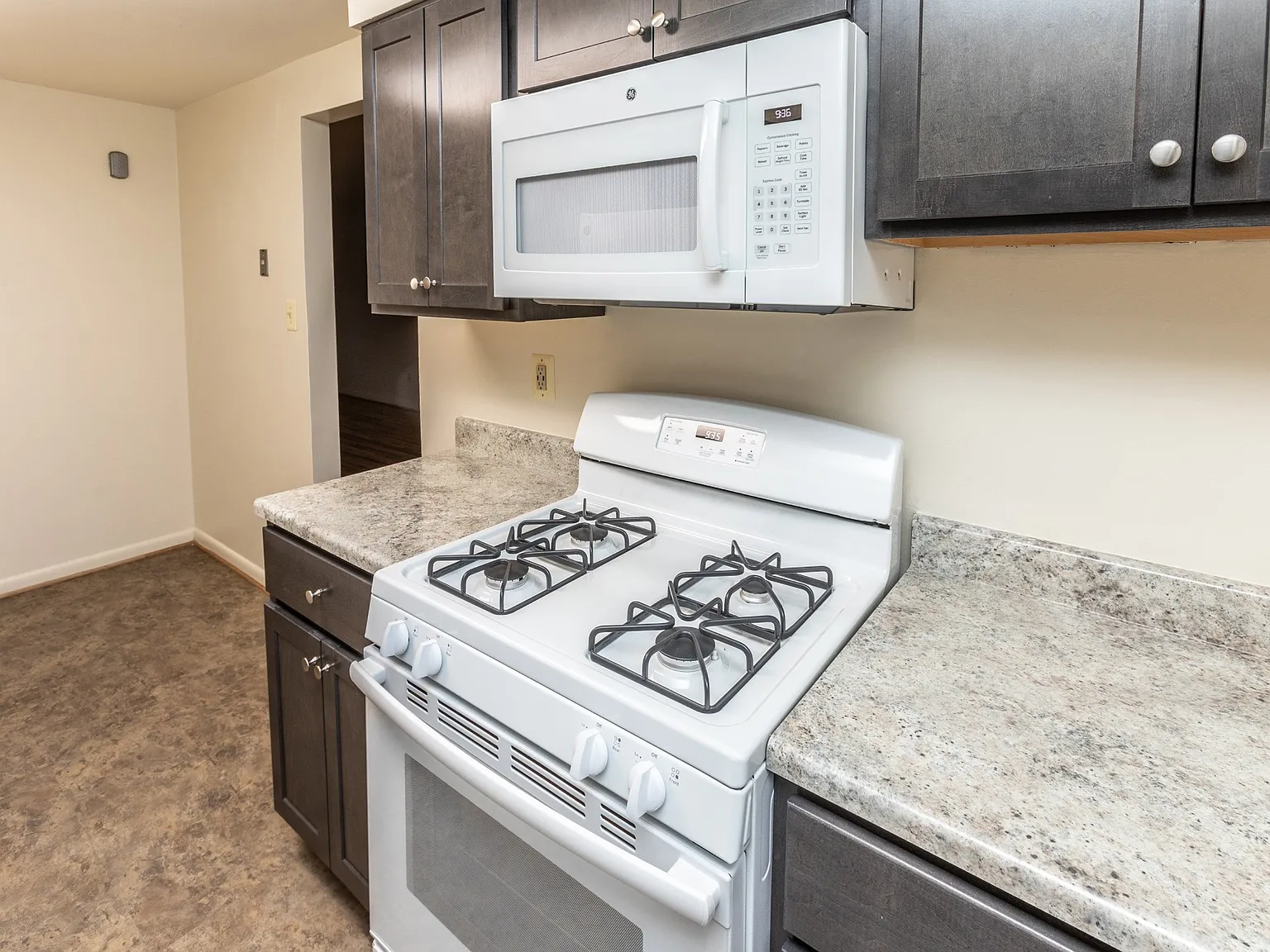 Foxridge Townhomes — Photo 2