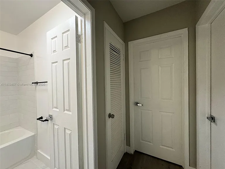 4317 NE 21st Ave #7 — Photo 5