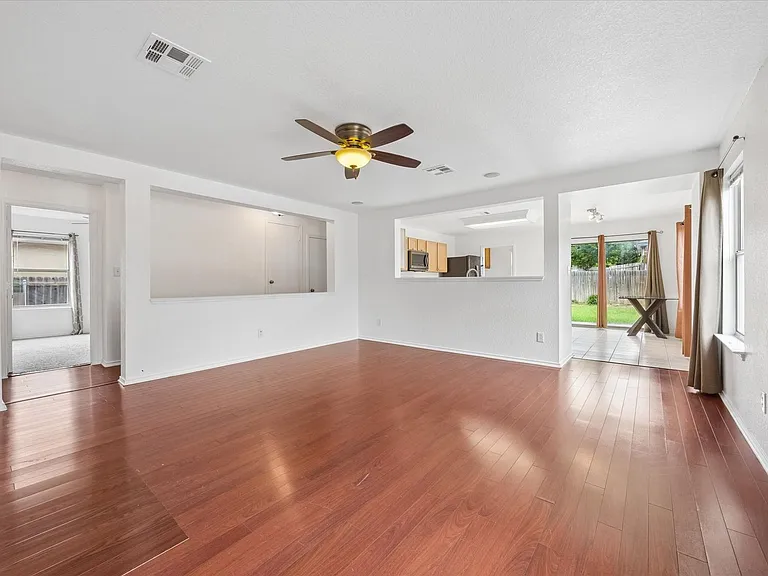 141 Beech Dr — Photo 3