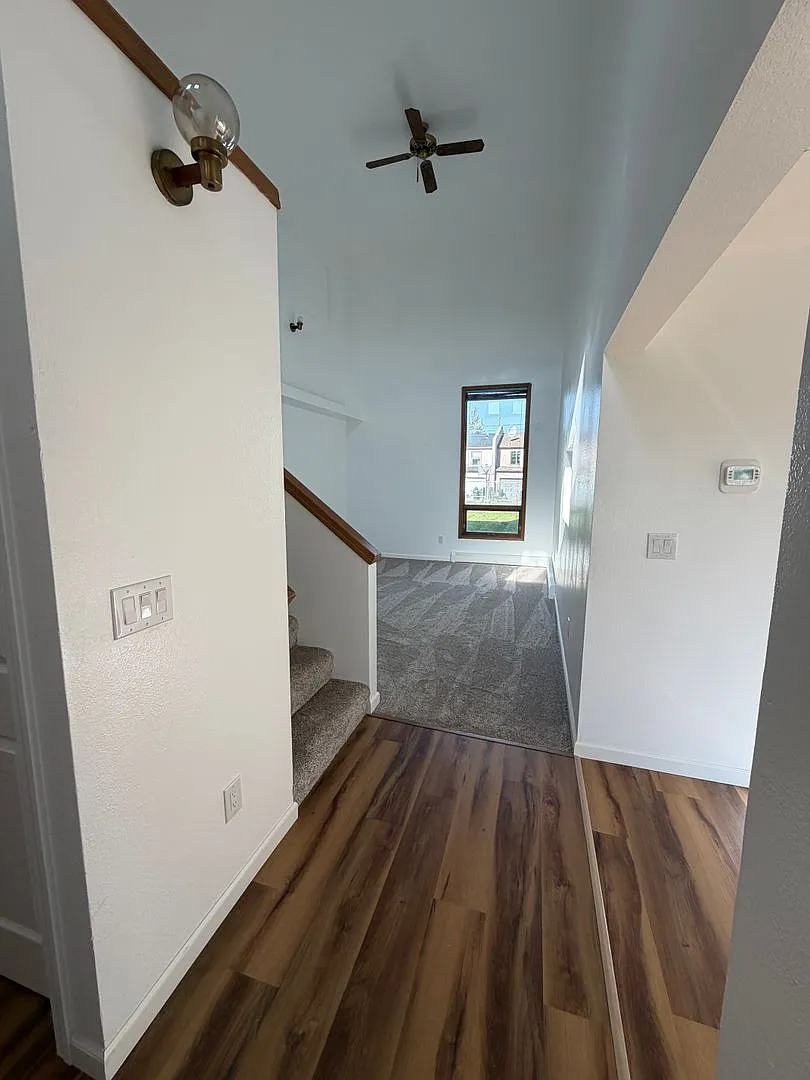 Spacious 3-Bedroom, 2.5 Bathroom Home with Garage — Photo 4