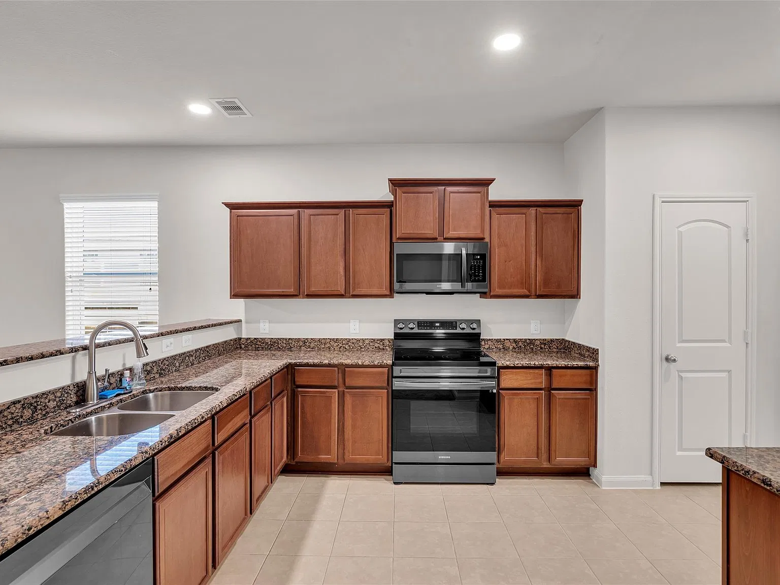 3 bed, 2.5 bath, 1576 sqft, $1,950 — Photo 3