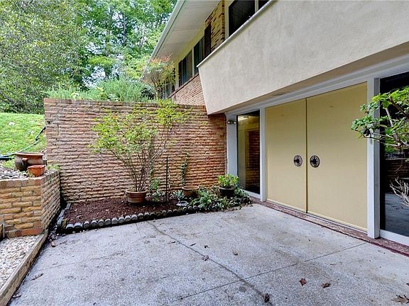 2nd image of 106 Crown Ct