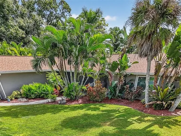 1886 Southpointe Dr — Photo 1