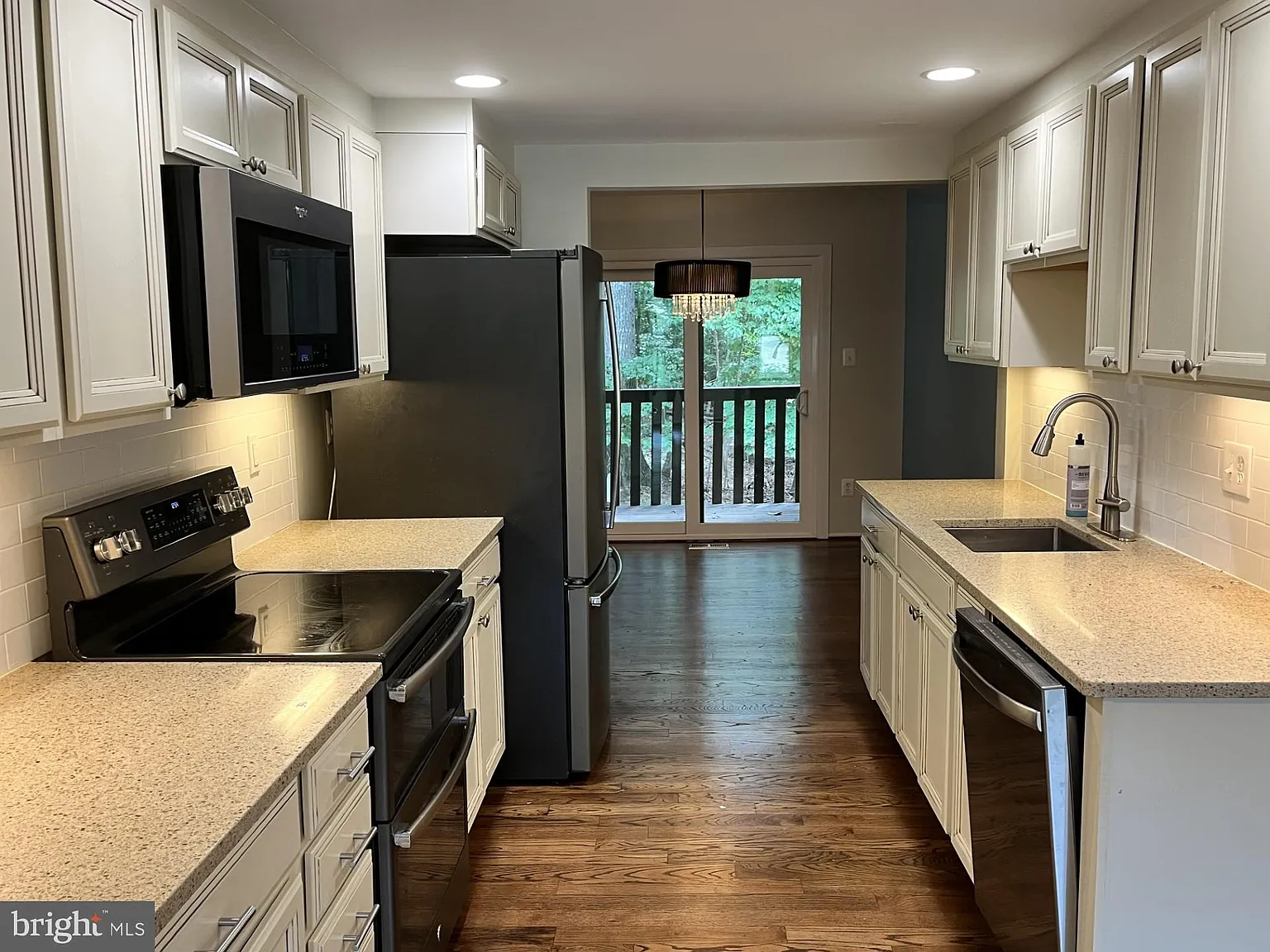 3 bed, 4.0 bath, 1498 sqft, $3,500 — Photo 2