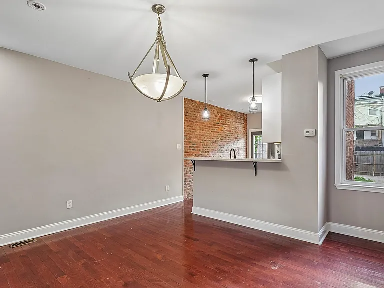 2817 Pelham Ave — Photo 8