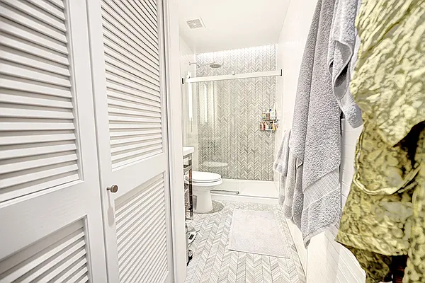 Rented by Urbane Brokerage | media 22