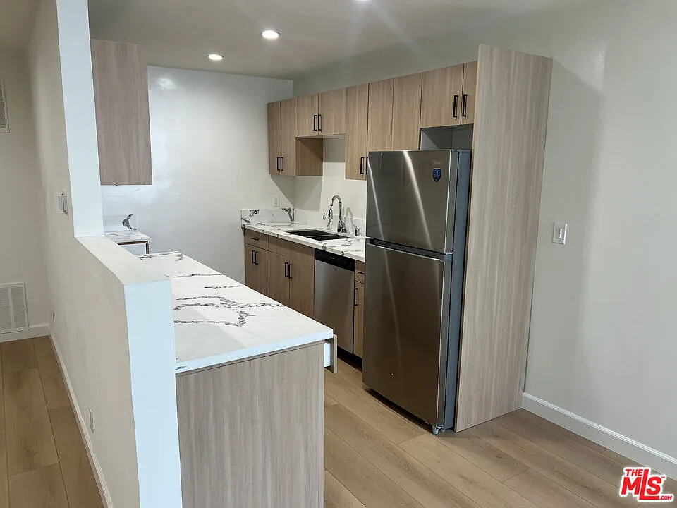 Building Photo - 1253 N Hayworth Ave #109