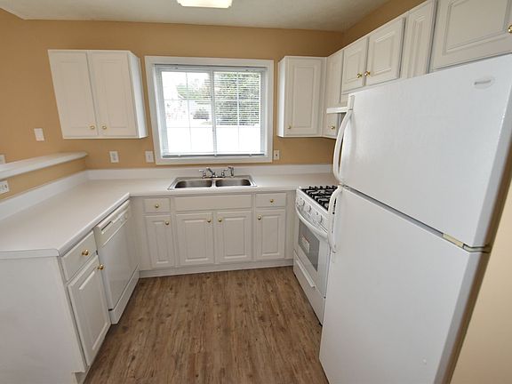 3rd image of 107 Manley Ct
