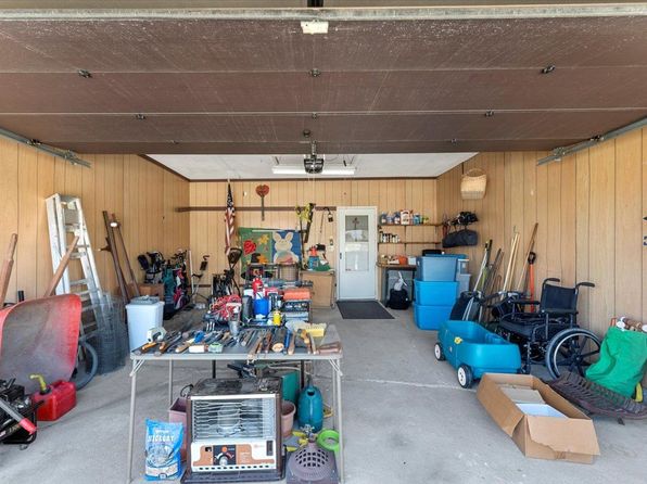 17501 Cascade Ct, Brownstown, MI 48193