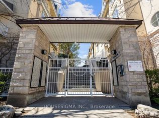 32 Stadium Rd #332, Toronto, ON M5V3P4