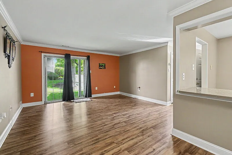 2 bed, 1.0 bath, 970 sqft, $1,900 — Photo 4