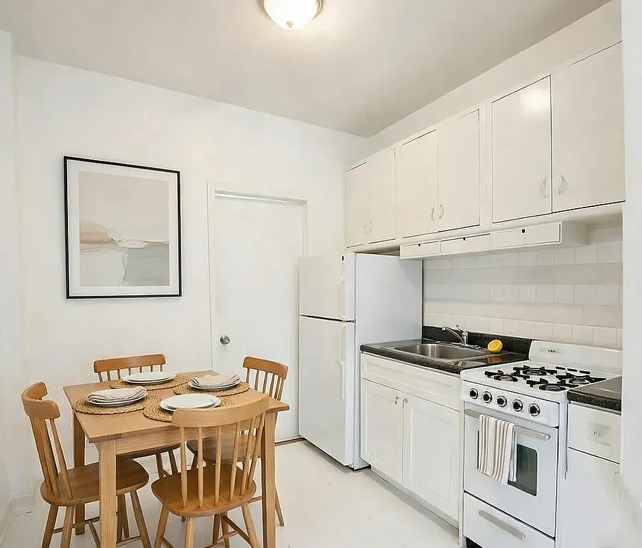 Building Photo - 539 W 49th St #4C