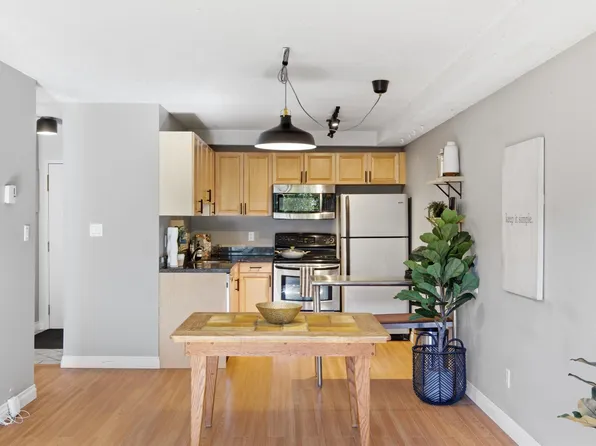 251 W 4th St #108, North Vancouver, BC V7M 1H8