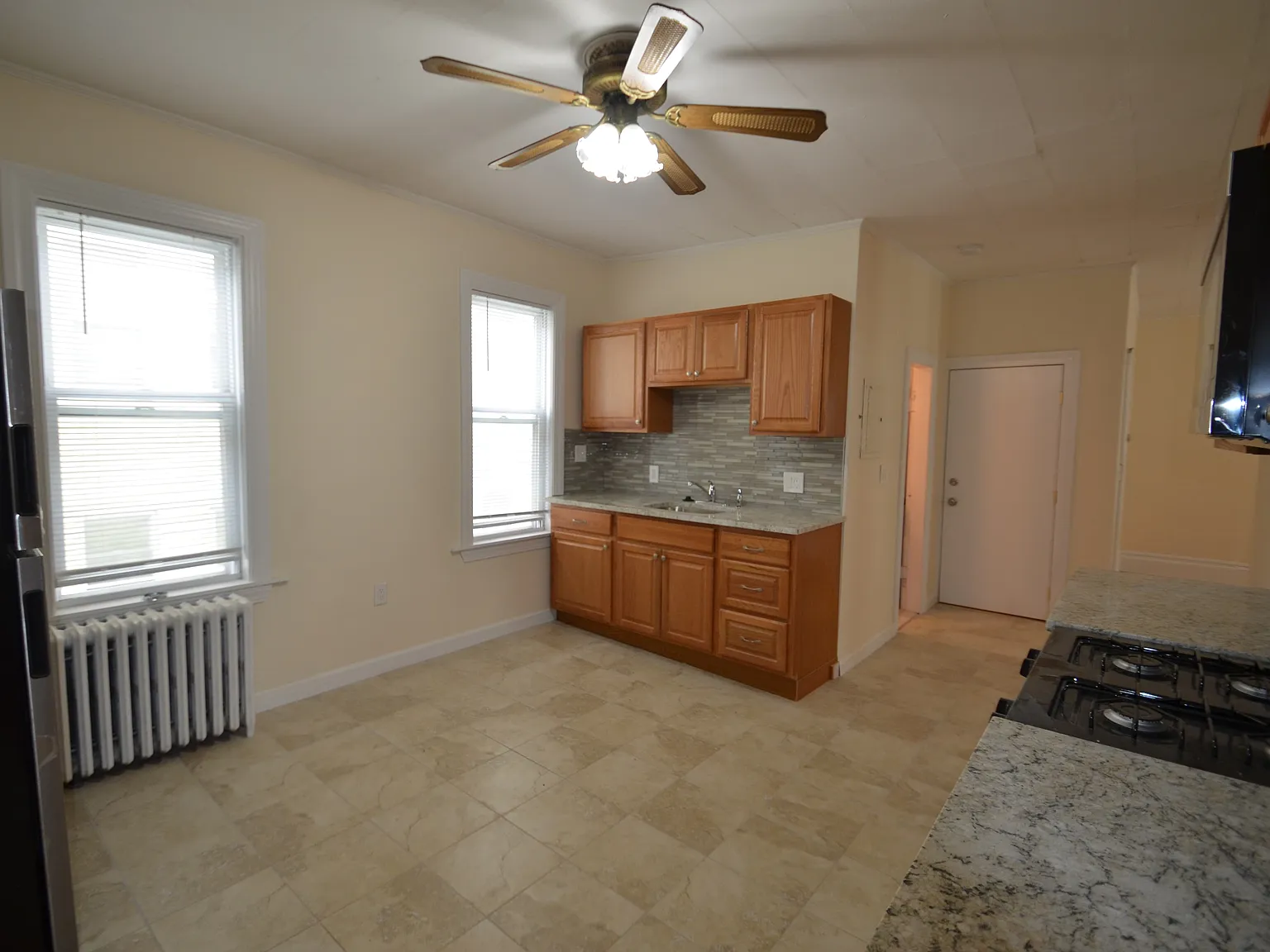 4 bed, 1100 sqft, $3,300 — Photo 2
