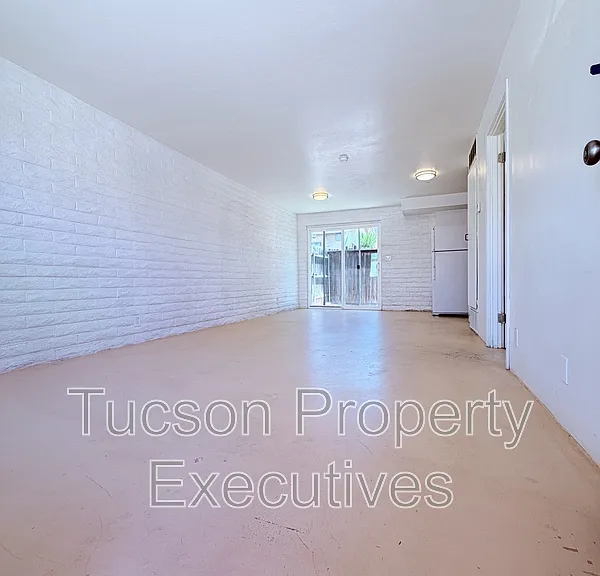 319 E Blacklidge Dr #2 — Photo 6