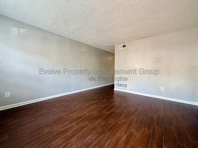 684 Hobbs Dr #O — Photo 1