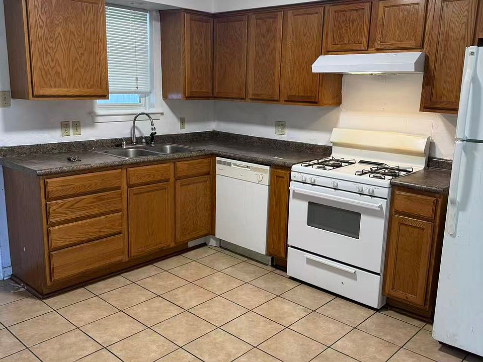 1st image of 3704 W Metairie Ave S