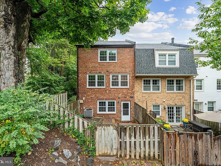 3885 Chain Bridge Rd — Photo 43