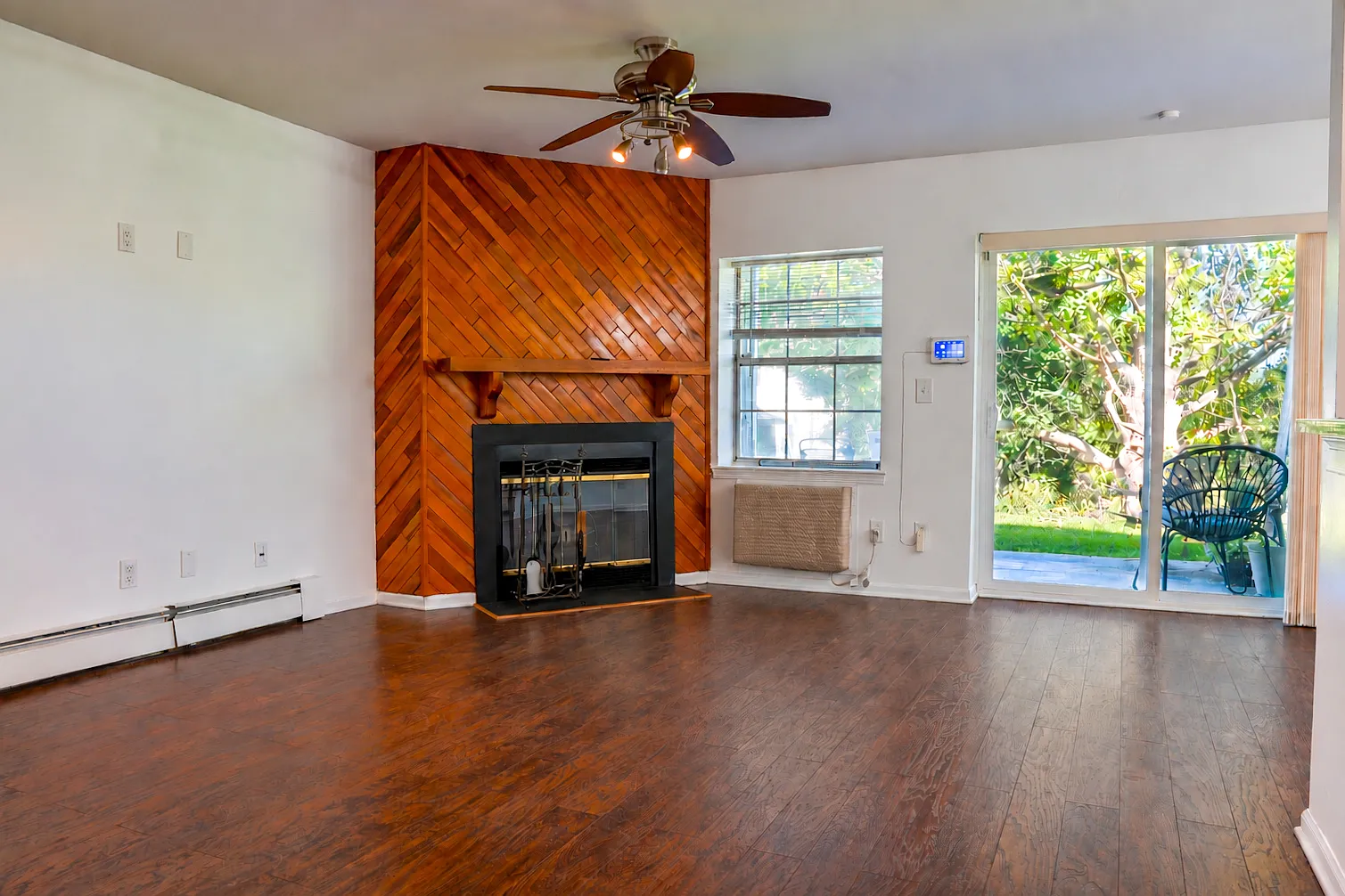 2 bed, 950 sqft, $2,400 — Photo 2