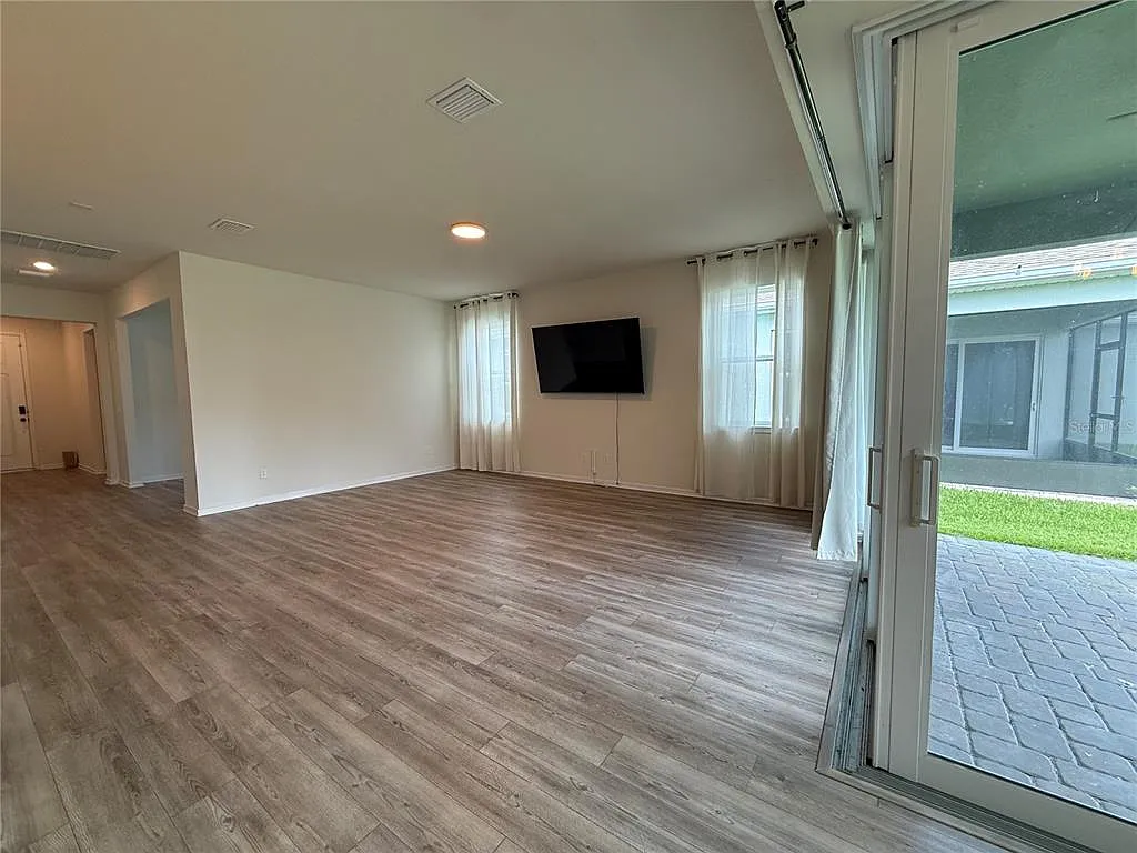3 bed, 2.0 bath, 2041 sqft, $2,850 — Photo 4
