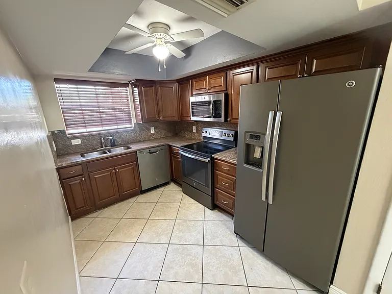1005 SW 48th Ter #1 — Photo 5