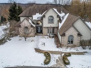 11129 Delphinium Dr, Fenton, MI 48430