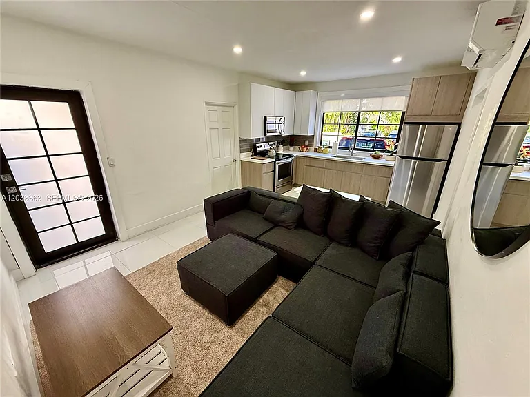 733 Michigan Ave #9 — Photo 3