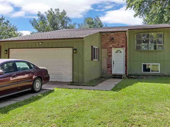 207 Washington St, Hills, IA 52235