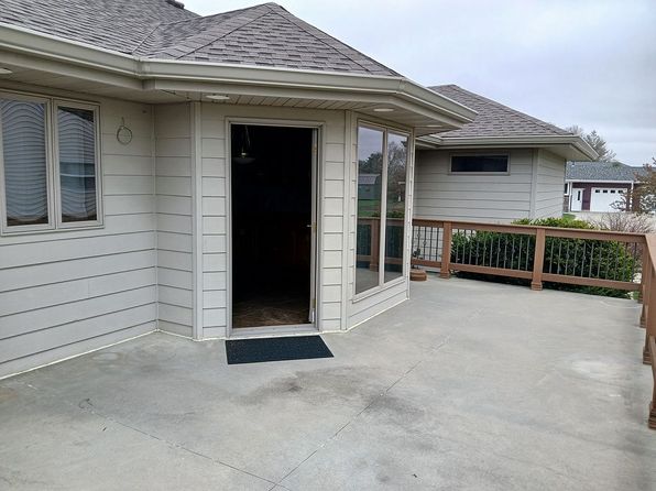 802 S 4th St, Parkston, SD 57366