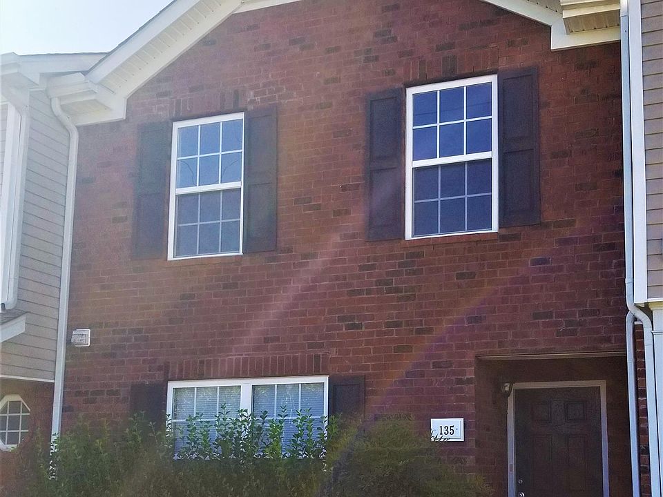 1st image of 135 Oak Valley Cir