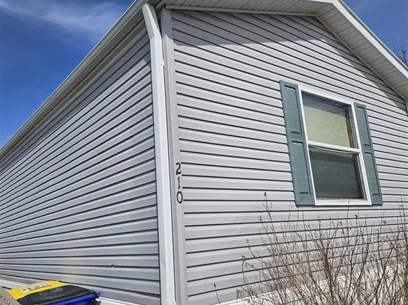 210 Golfview Ct, North Liberty, IA 52317