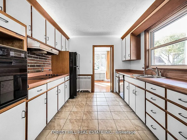 18 Irvington Cres — Photo 6