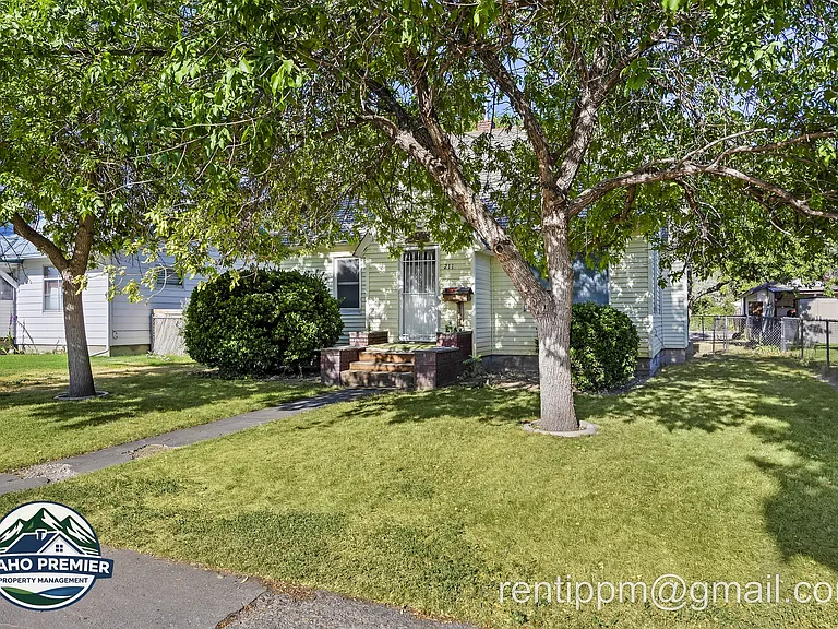 211 Walnut St — Photo 1