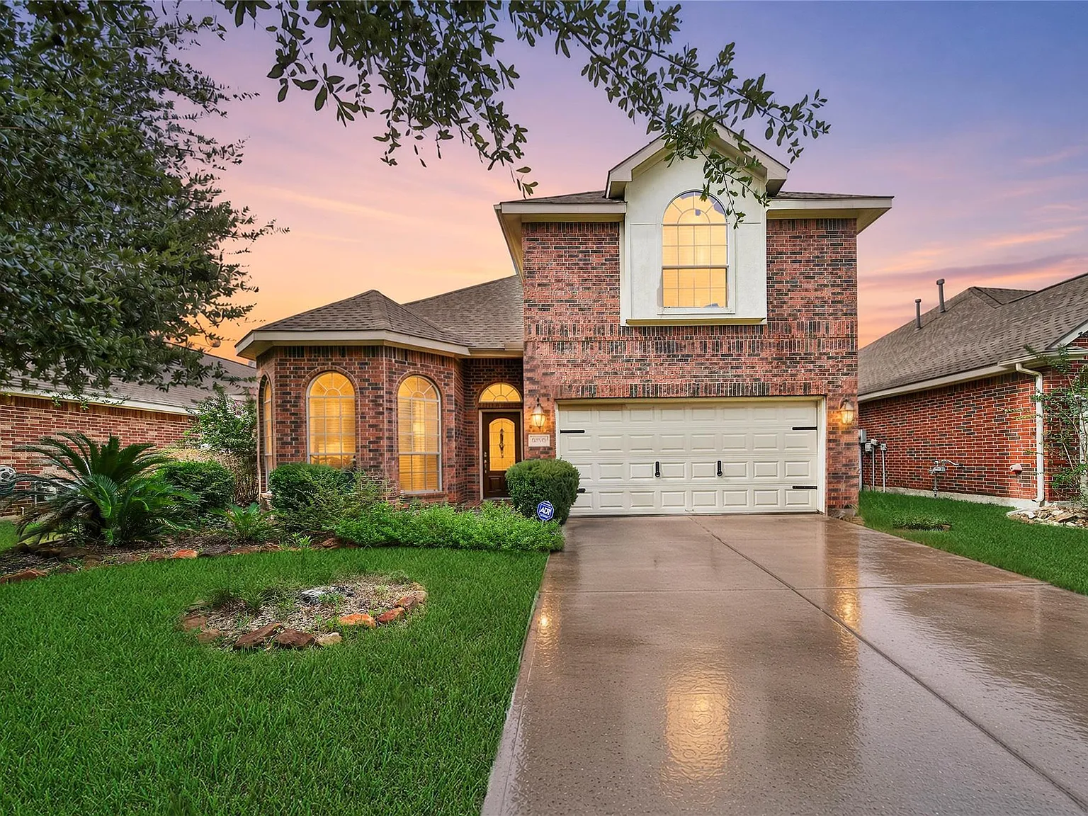 3 bed, 2.5 bath, 2351 sqft, $2,300 — Photo 1