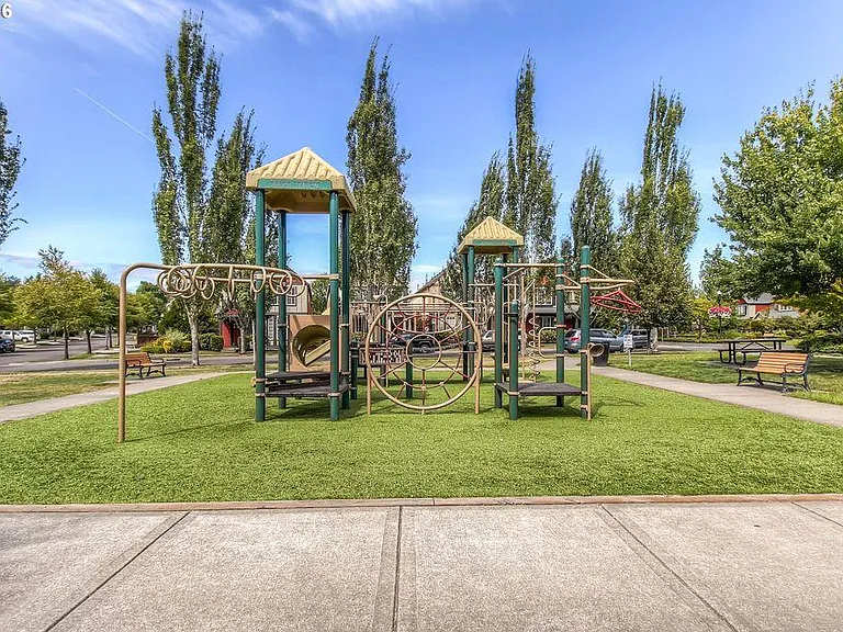 1060 SE Portlandia Ave — Photo 21