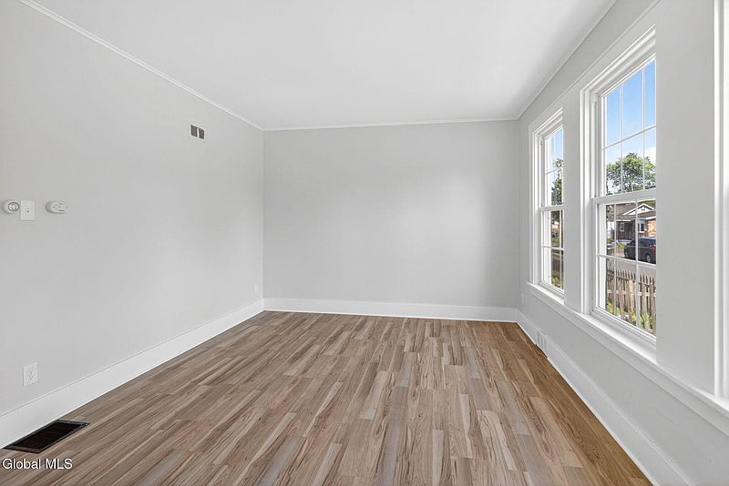 5th image of 1374 Helderberg Avenue