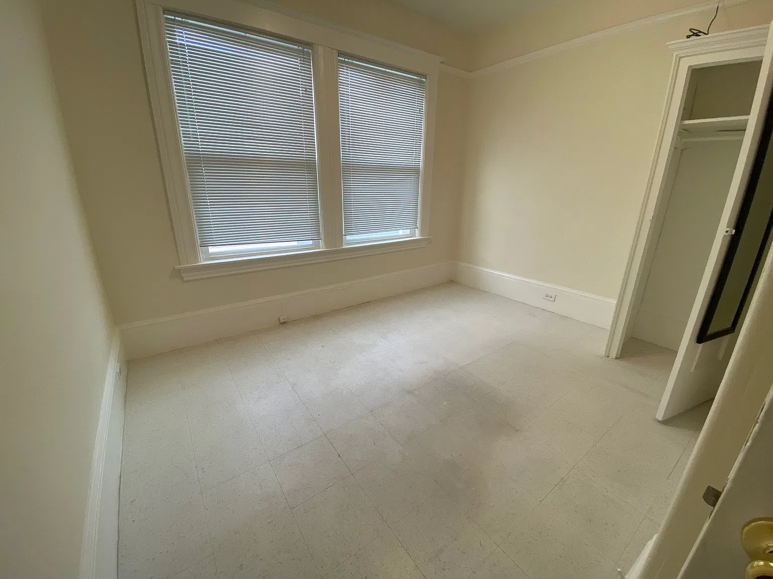 8 bed, 3000 sqft, $900 — Photo 1
